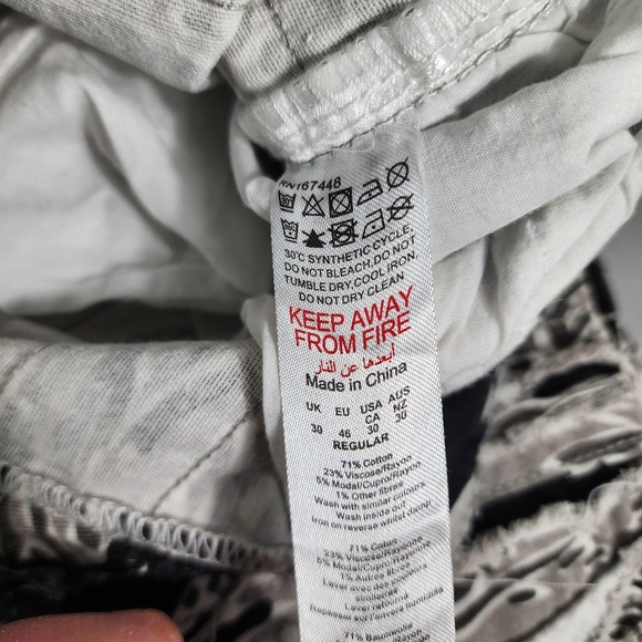 BoohooMAN Men Distressed Camo Cargo Pants Size 30x34 NWT Y2K Ripped Streetwear - Picture 5 of 5